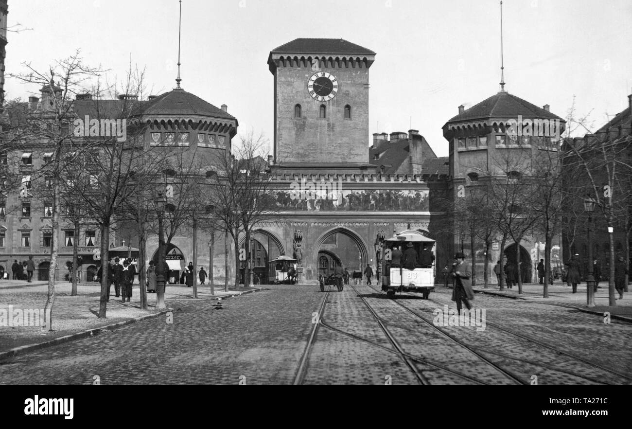 Das Isartor in München mit zwei der letzten Pferd Straßenbahnen. Stockfoto