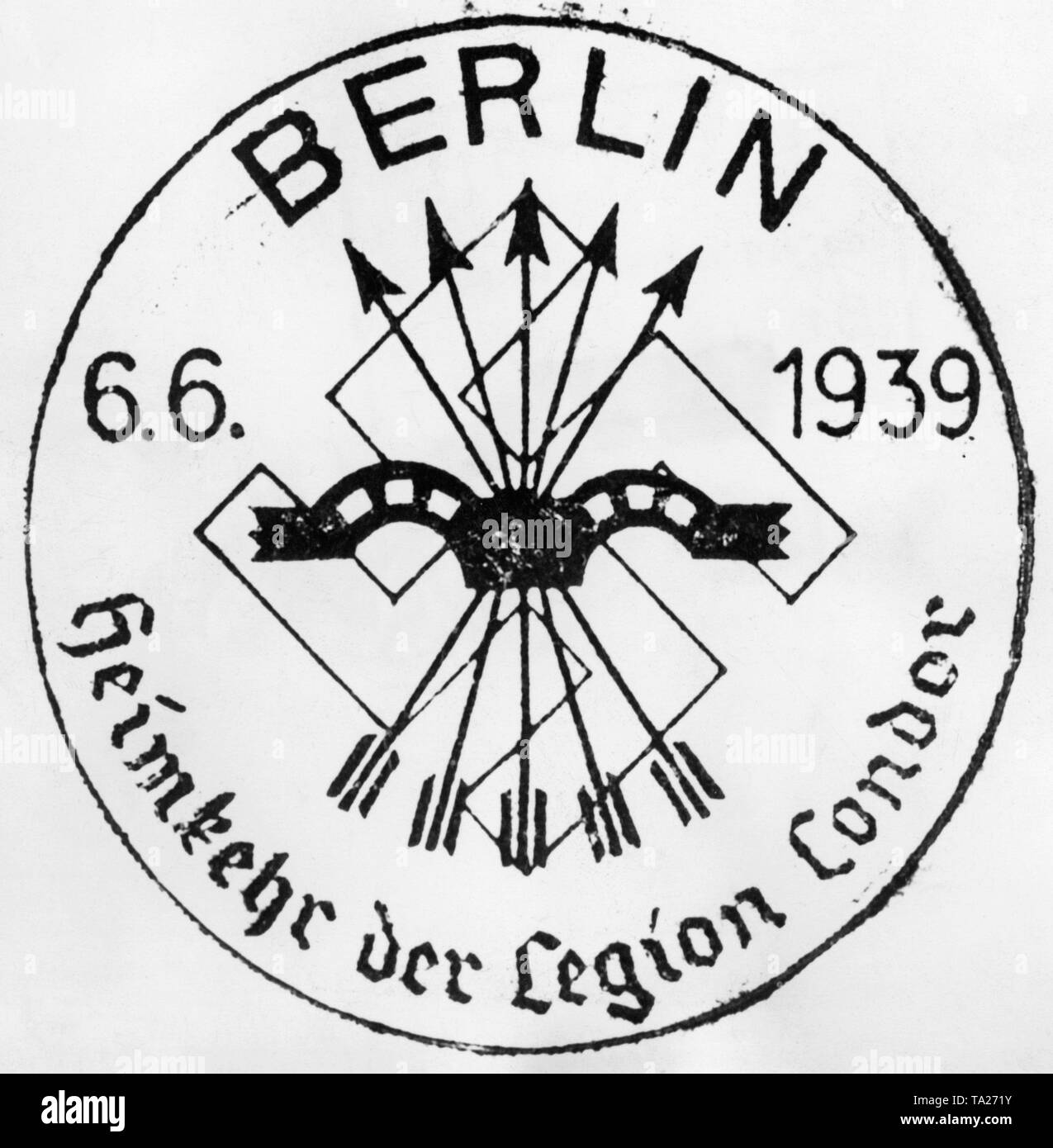 Foto von einem poststempel der Reichspost anlässlich der Rückkehr der Legion Condor im Spanischen Bürgerkrieg am 6 Juni, 1939. In der Mitte ist das Symbol der faschistischen Partei Spaniens, der Falange (Pfeile und Gabel), und das Hakenkreuz ist dahinter. Stockfoto
