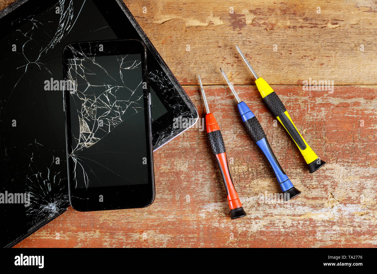 Reparaturen bei der Tabletten- und smart phone Blick von oben auf die Arbeit in Schraubendreher Stockfoto