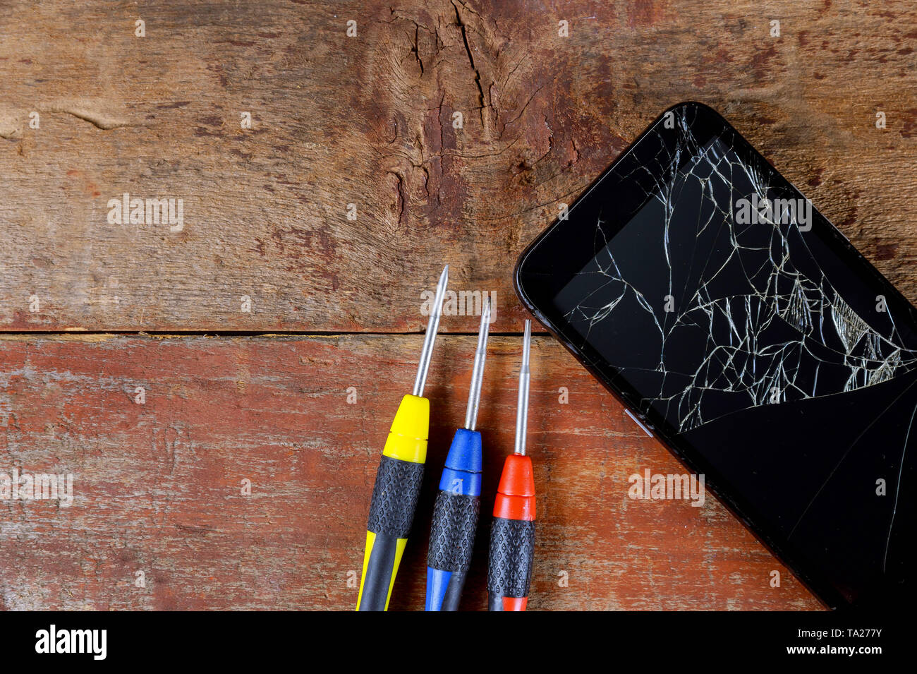 Defekte Handys auf gebrochenen Bildschirm Details des Handy Reparatur Werkzeuge Stockfoto