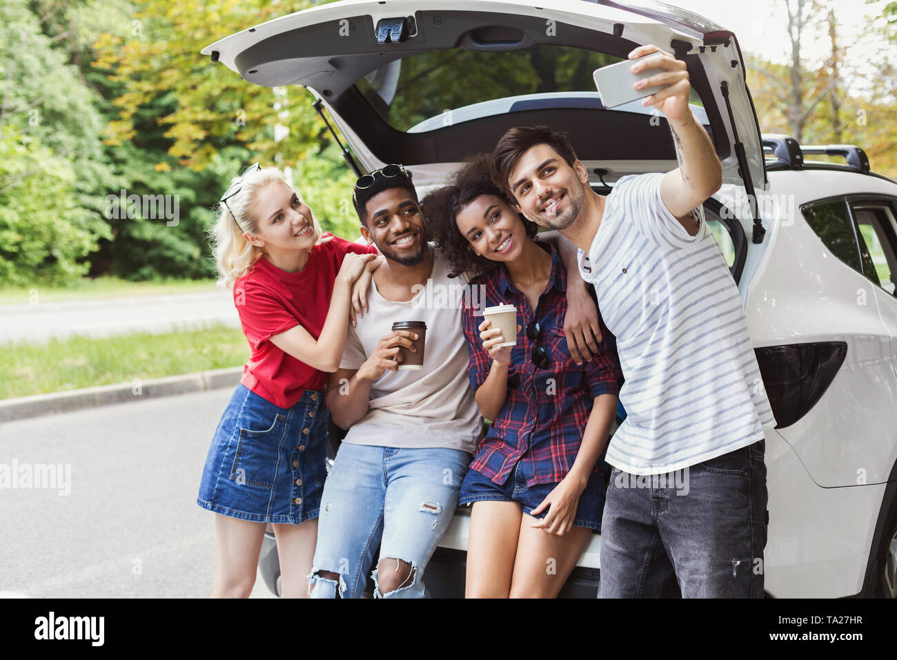 Gerne Reisende in der Nähe Auto sitzen Stockfoto