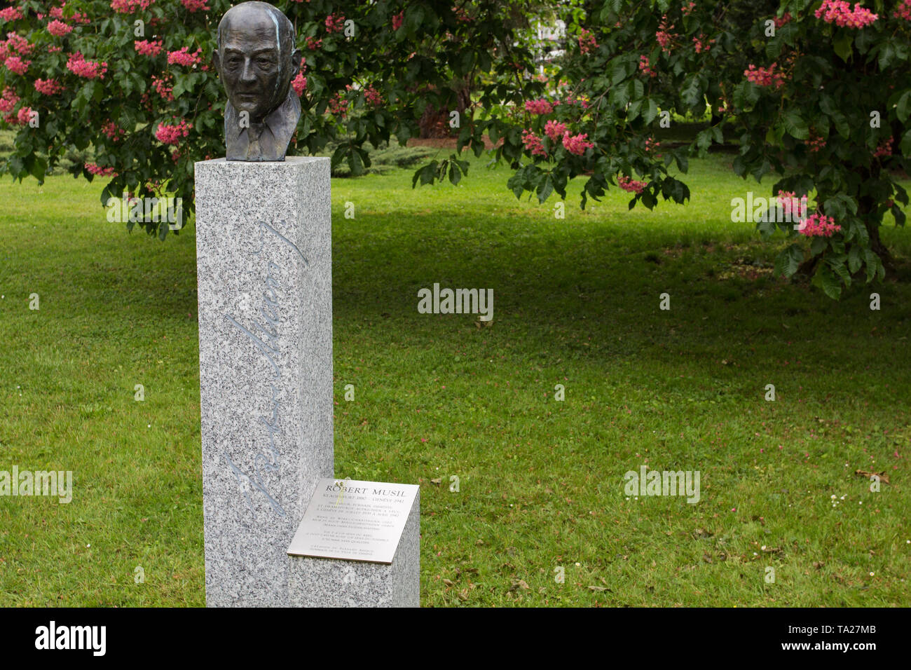 Eine Hommage an Robert Musil (Der Mann ohne Eigenschaften) - Denkmal - Mortuaire de Plainpalais (Cimetière des Rois) - Genf Stockfoto