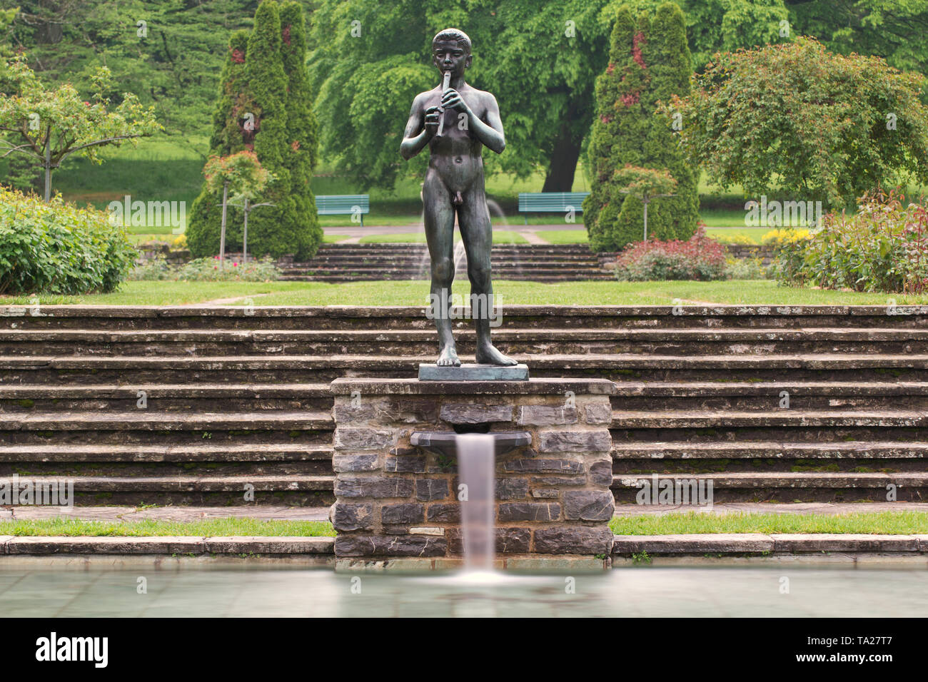 Der Flötenspieler (Flûtiste Jugendliche) von Henri König - Der Rosengarten - Parc La Grange - Genf Stockfoto