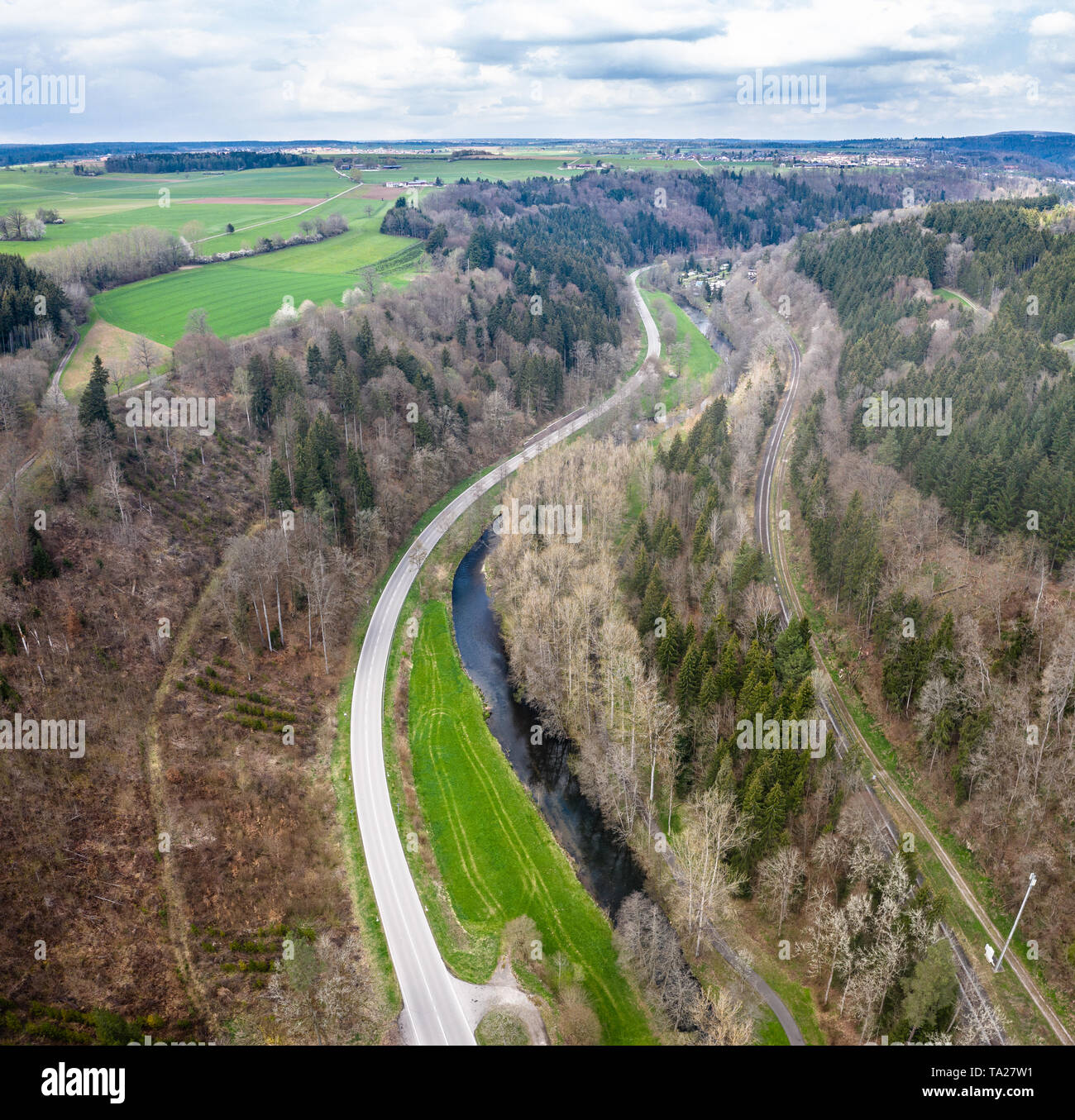 Malerische Berglandschaft. Blick auf den Schwarzwald, Deutschland. Antenne. In der Nähe von Nagold Stockfoto