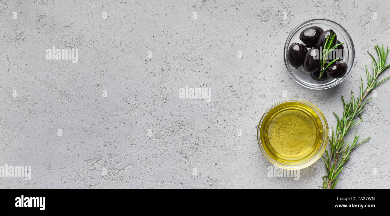 Olivenöl, Rosmarin und Oliven. Stockfoto