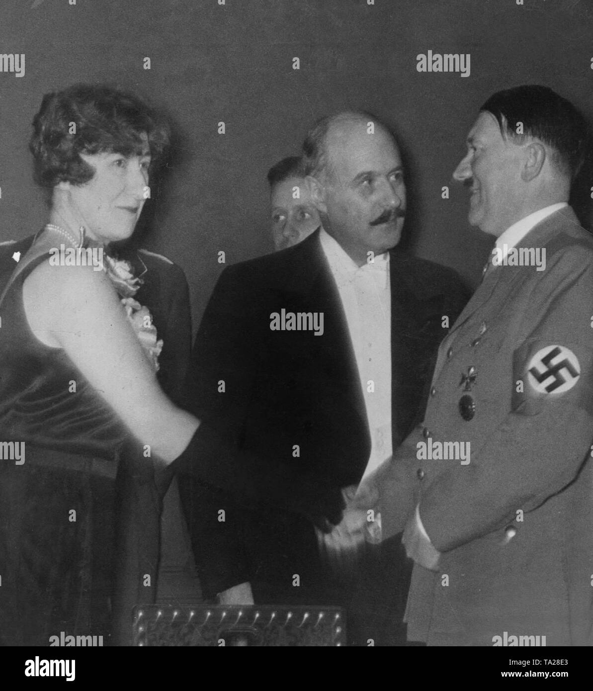 Andre Francois-Poncet (Mitte) und seine Frau im Gespräch mit Adolf Hitler. Stockfoto