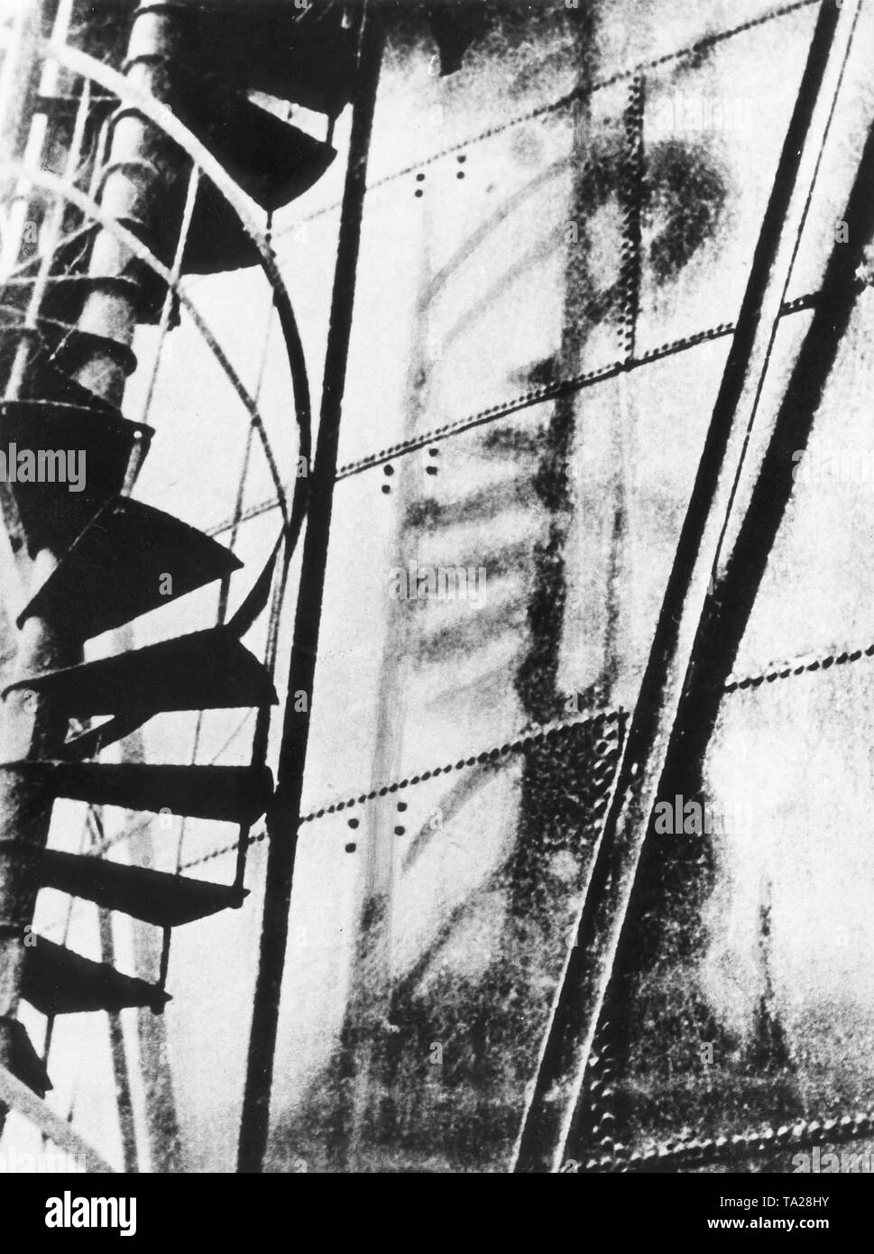 Der Blitz der die Atombombe Explosion hat der Schatten einer Wendeltreppe in eine eiserne Wand links. Stockfoto