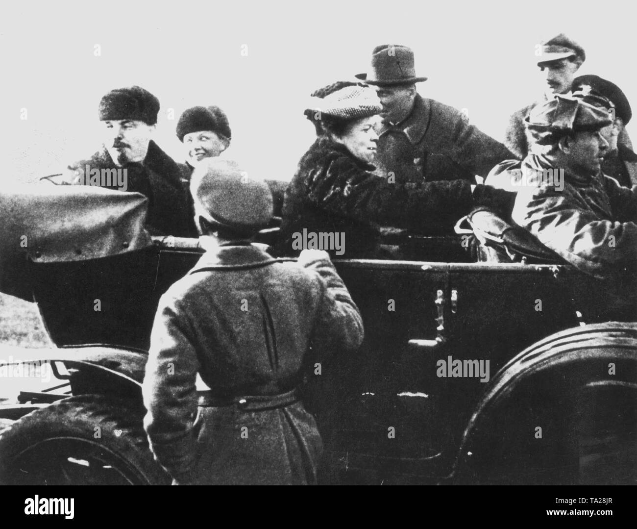Lenin und seine Frau Nadeschda Krupskaja. Neben Lenin seine Schwester Maria Ulyanova, wenn das Auto verlassen nach der Militärparade am 1. Mai 1918, auf dem Roten Platz in Moskau. Stockfoto
