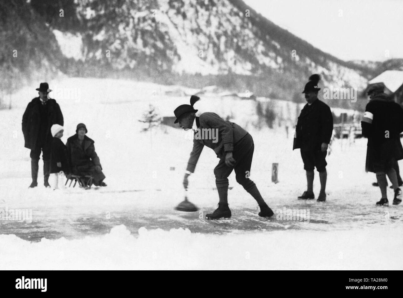 Kronprinz Rupprecht von Bayern Eisstockschießen auf dem zugefrorenen See. Stockfoto