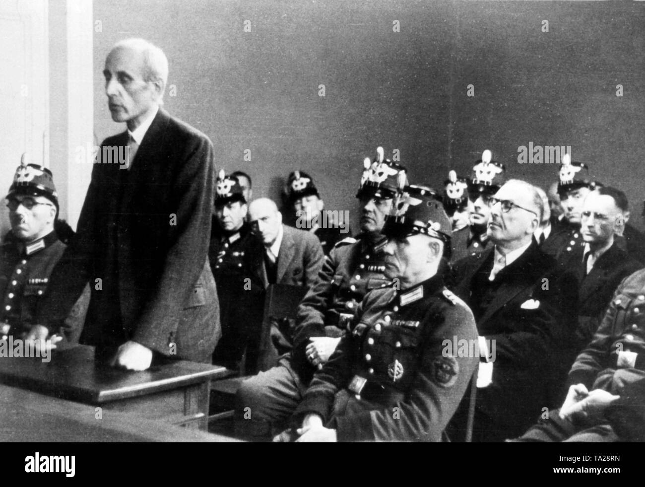 Die beklagten Eugen Bolz, Kempner, Hermes und Fabian von schlabrendorff zwischen bewachen Polizisten in Ihren Prozess vor dem Volksgericht nach dem Attentat auf Hitler am 20. Juli 1944. Stockfoto