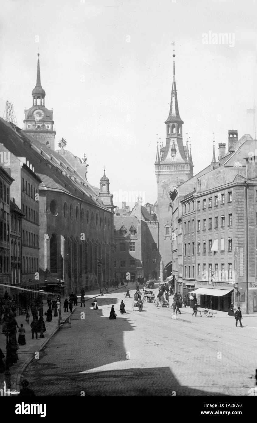 Straße im Zentrum von München um 1890. Im Hintergrund der Turm des Alten Rathauses. Die Kirche des Heiligen Geistes und den Turm von St. Peter. Stockfoto