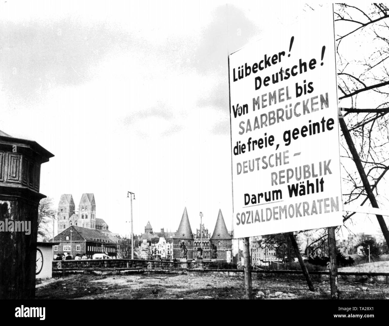 Wahlplakat der SPD in Luebeck mit dem Holstentor (Holstentor) im Hintergrund. Stockfoto