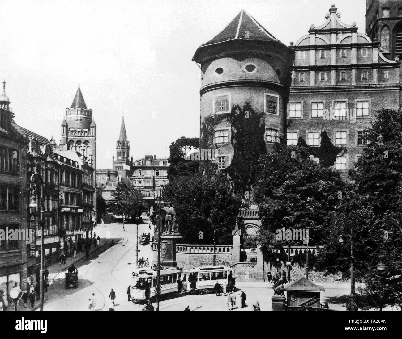 Die Altstadt von Königsberg. Rechts im Bild ist ein Teil der Fassade des Schlosses mit Turm. Stockfoto