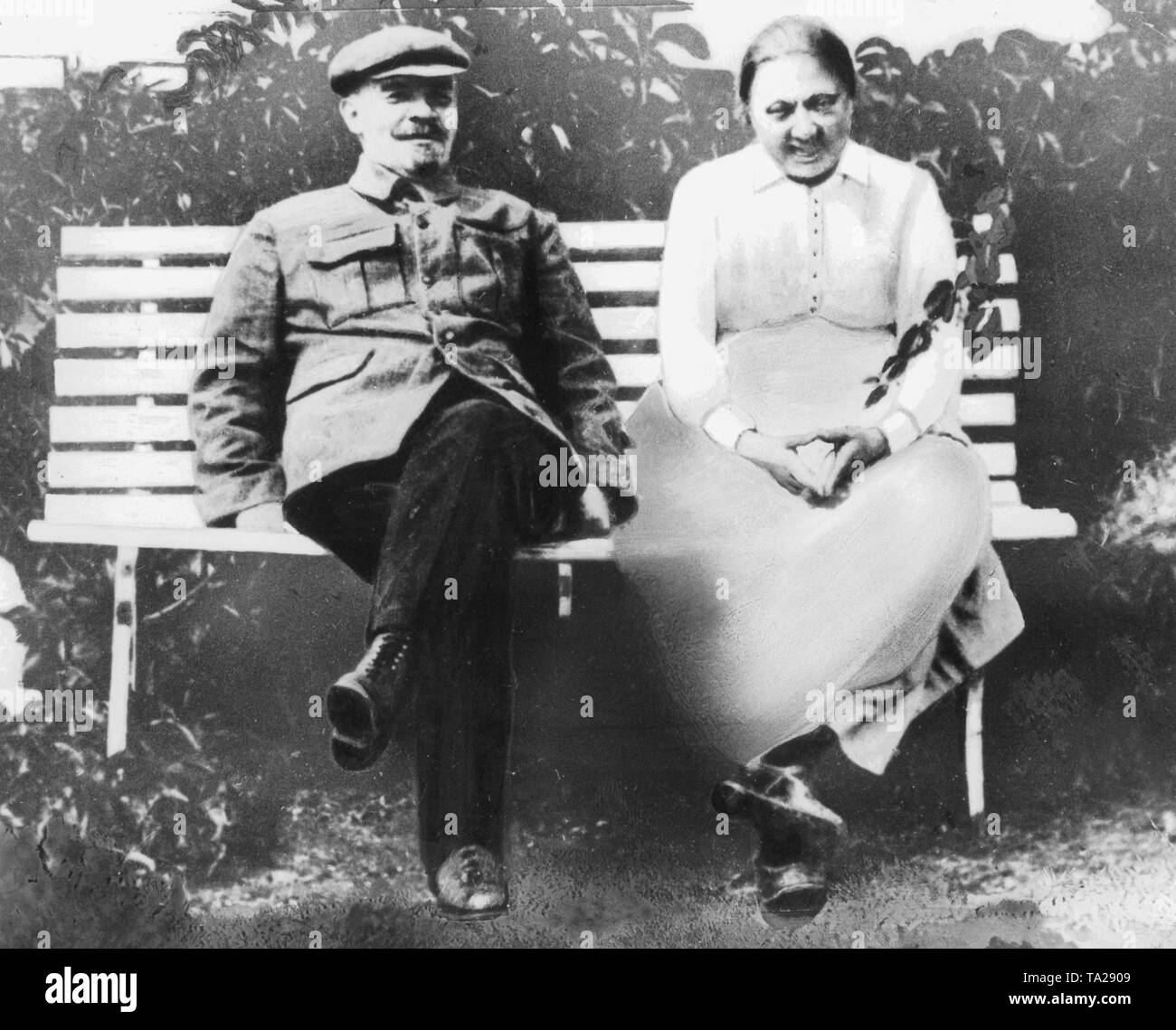 Lenin und seine Frau Nadeschda Krupskaja. 1898 heiratete sie Lenin, mit dem sie im Exil und Emigration lebte. 1922 Die kranke Lenin machte eine kurze Sommer Urlaub in Gorki, in der Nähe von Moskau, wo er nach seinem zweiten Schlaganfall sowie und in dem er schließlich 1924 starb erholt. Hier die beiden Sitzen auf einer Parkbank. Stockfoto