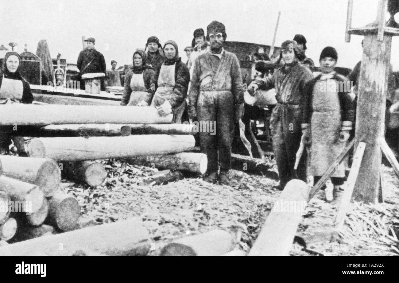 Zwangsarbeiter tun Holzarbeiten in einem Lager in der Nähe von Archangelsk. Stockfoto