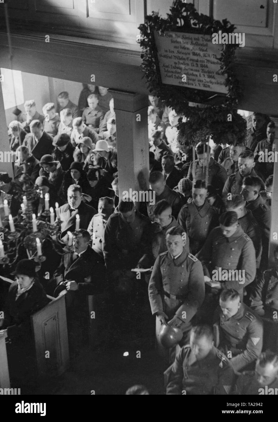 Die Gemeinschaft in einer Garnison während einer protestantischen Service in Berlin. Im Publikum sind Soldaten der Wehrmacht. Stockfoto