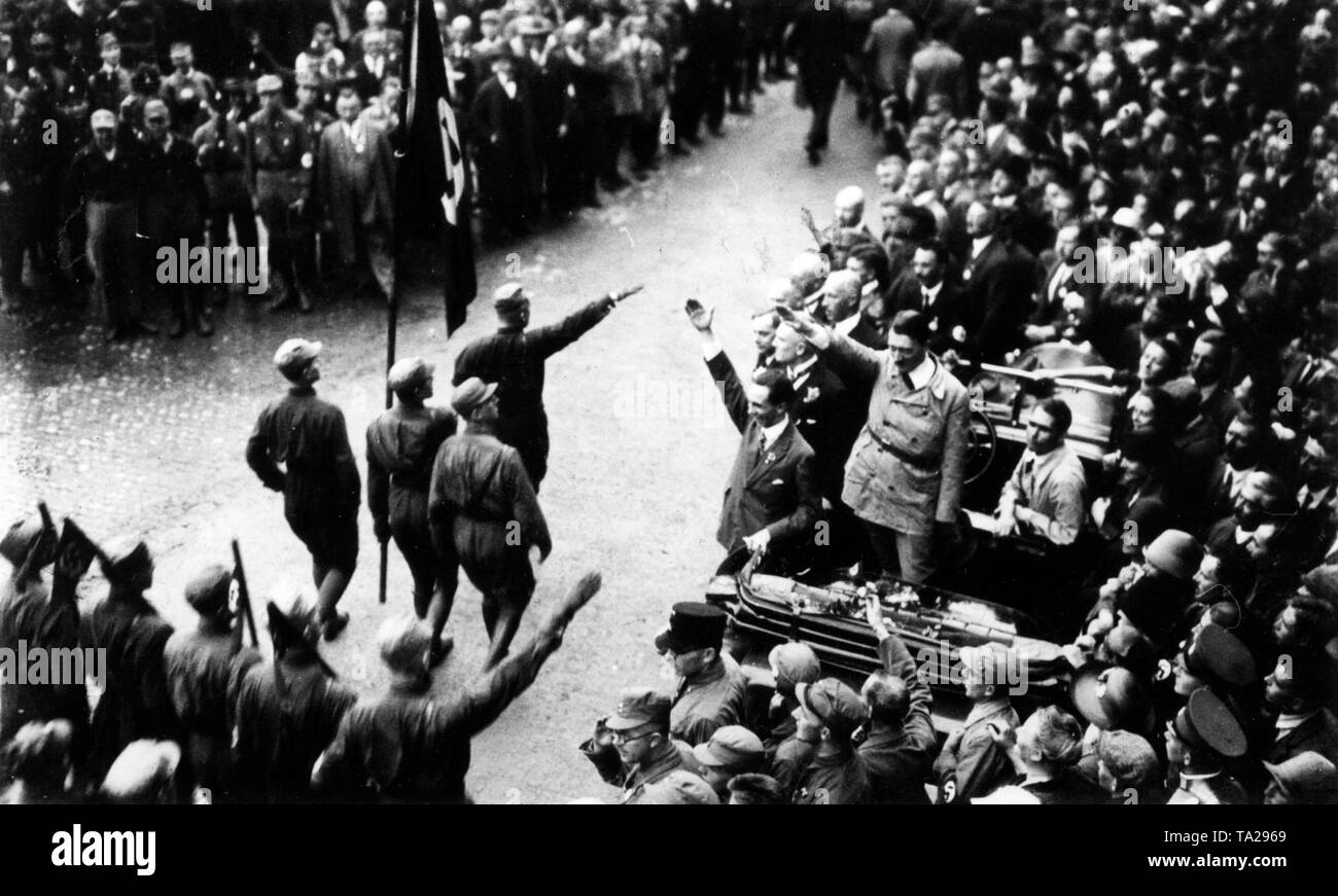 Joseph Goebbels, Adolf Hitler in Weimar im März der Sturmabteilung (SA), die während einer Sitzung der NSDAP (Nationalsozialistische Deutsche Arbeiterpartei). Stockfoto