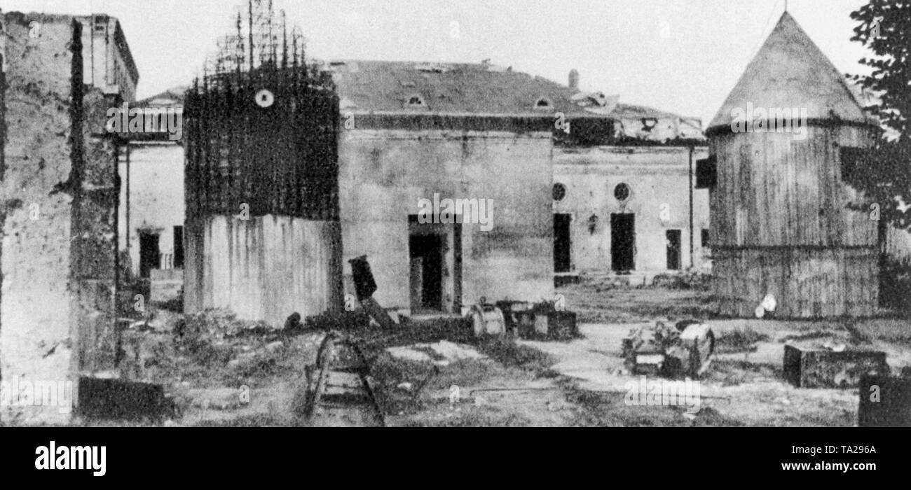 Der Eingang zum Bunker des Führers im Garten der Reichskanzlei zerstört sofort nach dem Krieg. Stockfoto