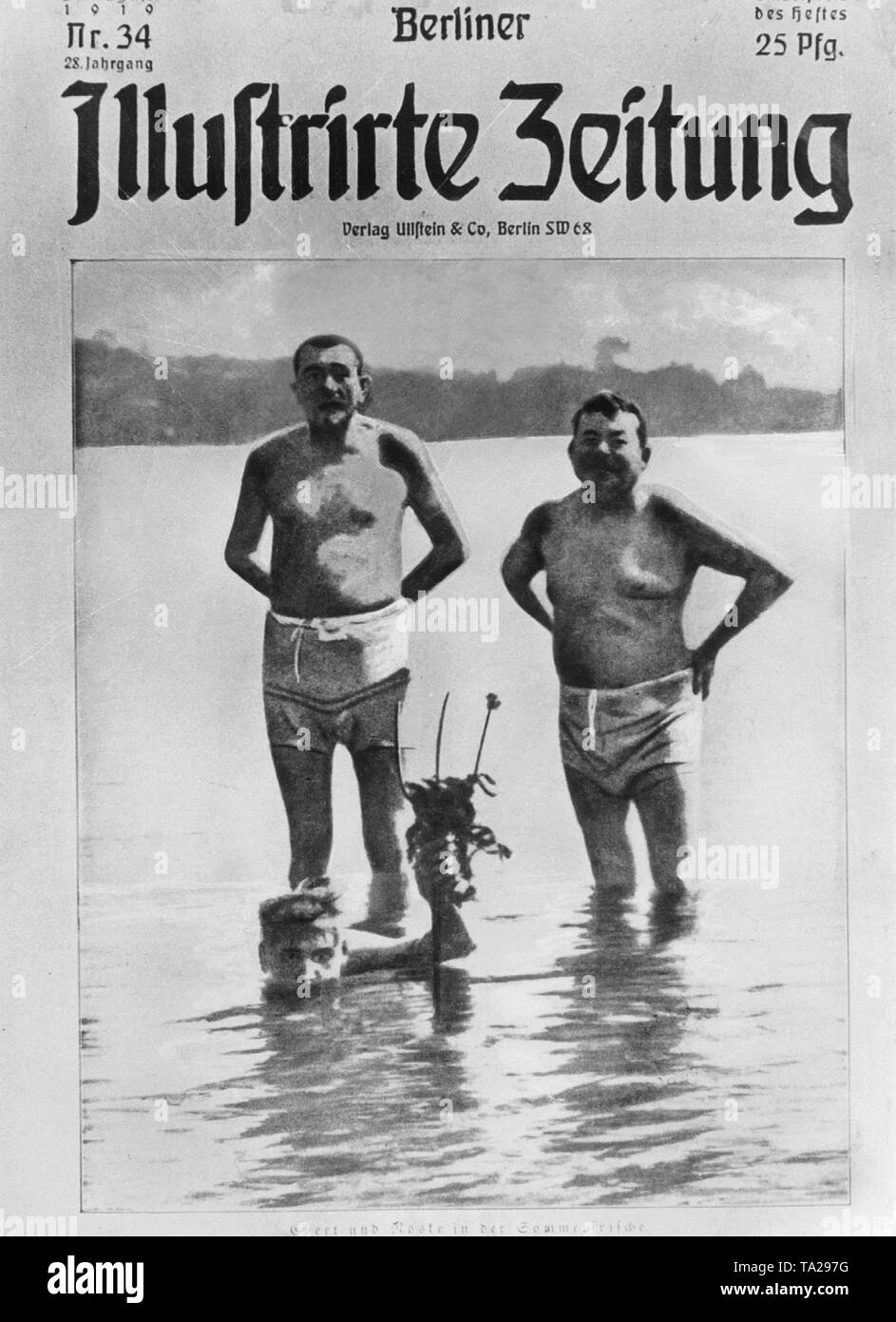 Reichspräsident Friedrich Ebert und Verteidigungsminister Gustav Noske beim Baden in einem Badeort: das Bild wurde auf der Titelseite der Berliner Illustrirte Zeitung veröffentlicht. Stockfoto