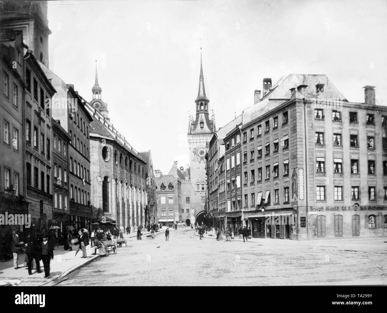 Straße im Zentrum von München um 1890. Im Hintergrund der Turm des Alten Rathauses. Die Kirche des Heiligen Geistes und den Turm von St. Peter. Stockfoto