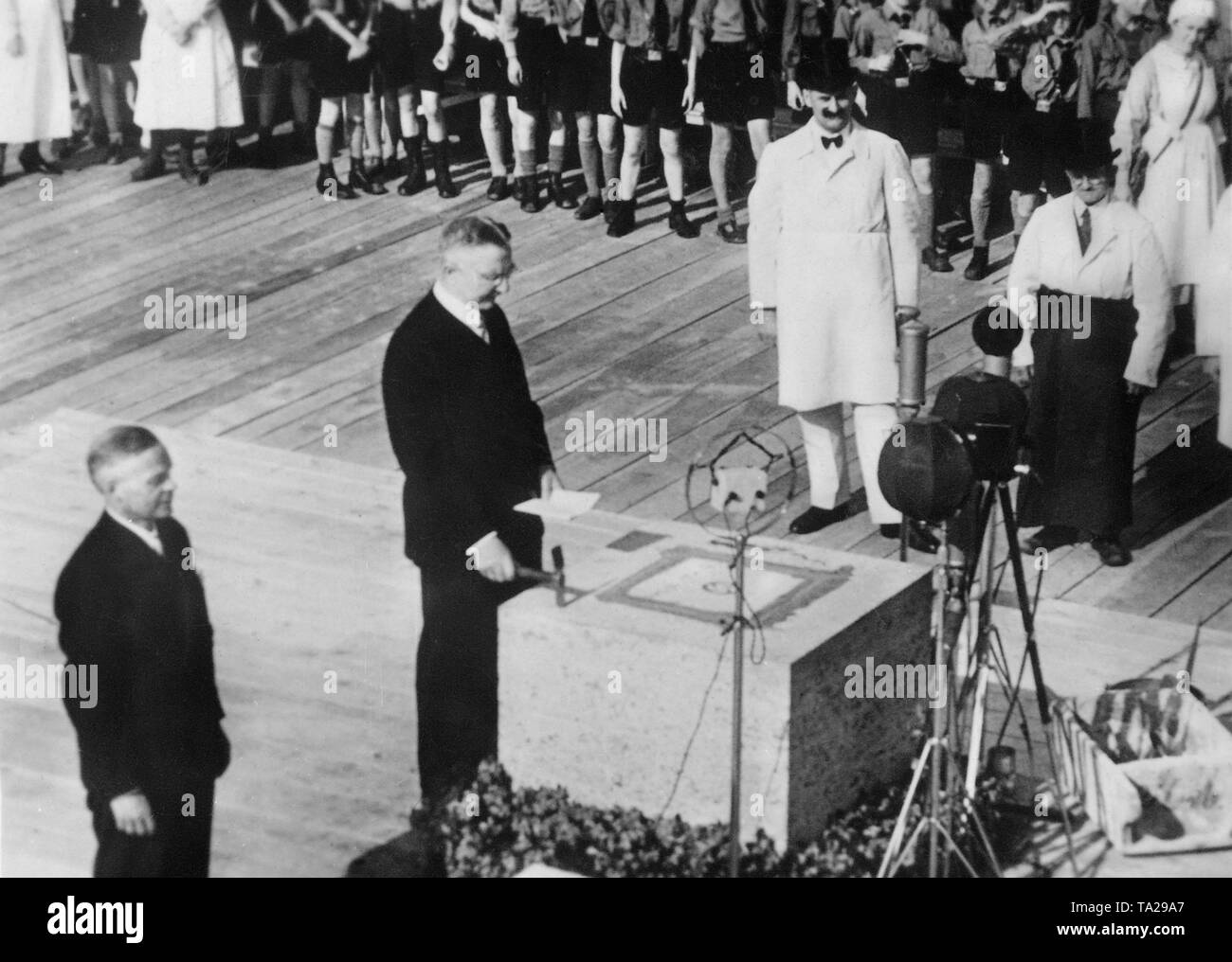 Hjalmar Schacht, Präsident der Reichsbank und Reichsminister für Wirtschaft an der Spatenstich für den Erweiterungsbau der Reichsbank in Berlin. Stockfoto