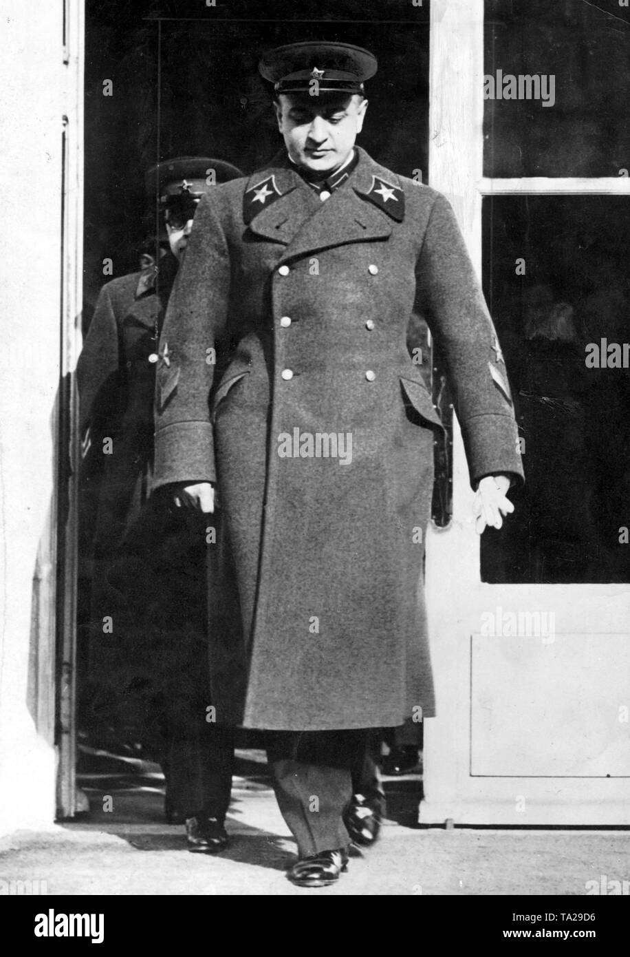 Michail Tuchatschewski, Marschall der Sowjetunion, bei einem Besuch in Paris im Jahre 1936. Stockfoto