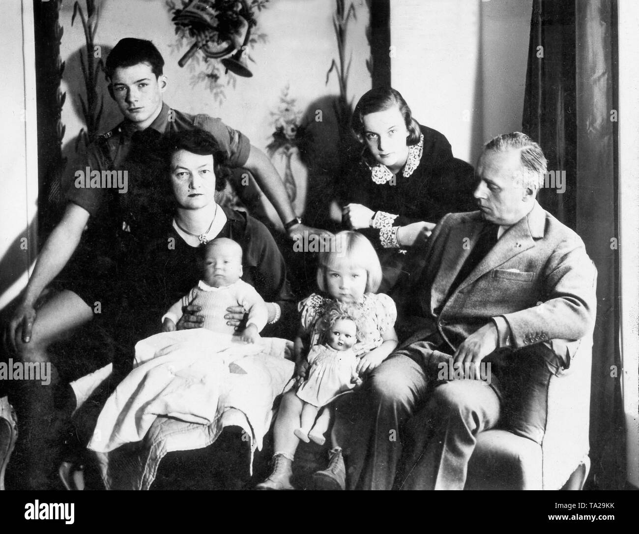 Außenminister von Nazi Deutschland Joachim von Ribbentrop, mit seiner Frau Annelies Ribbentrop und ihrer Kinder in Schloss Fuschl Stockfoto