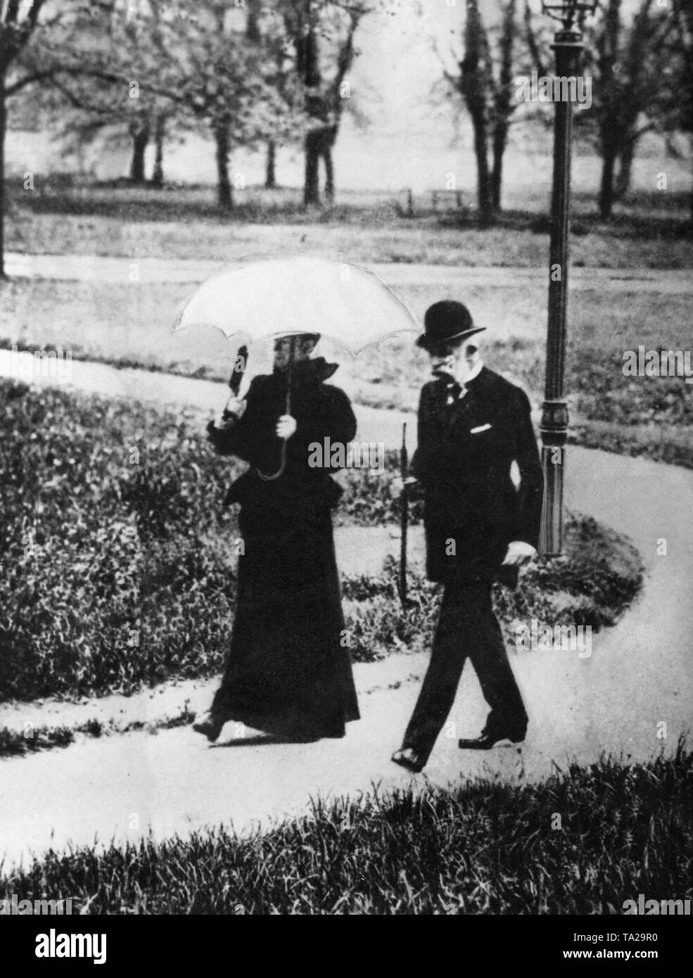 Kaiser Franz Joseph I. von Österreich und seine Frau Kaiserin Elisabeth bei einem Spaziergang in Bad Kissingen. Es ist das letzte gemeinsame Bild der beiden. Stockfoto