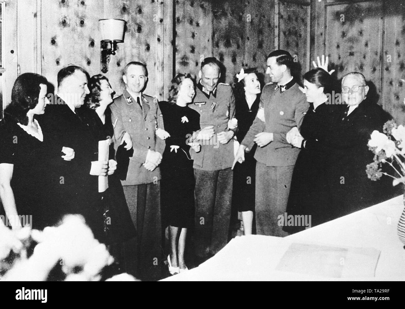 Aufnahmedatum: 01.09.1939 - 08.05.1945 This Aufnahme entstand 5/6 des Krieges in Adolf Hitlers "Berghof" auf dem Obersalzberg bei Berchtesgaden und zeigt Eva Brauns Schwester Margarethe (li.), Martin Bormann (2. v. li.) - seit 1941 Leiter der Reichskanzlei und seit 1943 Hitlers Privatsekretär, Eva Braun (3.v.li.), Dr. Reichspressechef Otto Dietrich (4. v. li.) - 1931-45 Reichspressechef der NSDAP, 1938-45 Pressechef der Reichsregierung und Staatssekretär im Propagandaministerium, Prof. von Hasselbach, Eva Brauns zweite Schwester Ilse (4. v. re.), Hitlers Leibarzt Dr. Karl Brandt (3.v.r Stockfoto