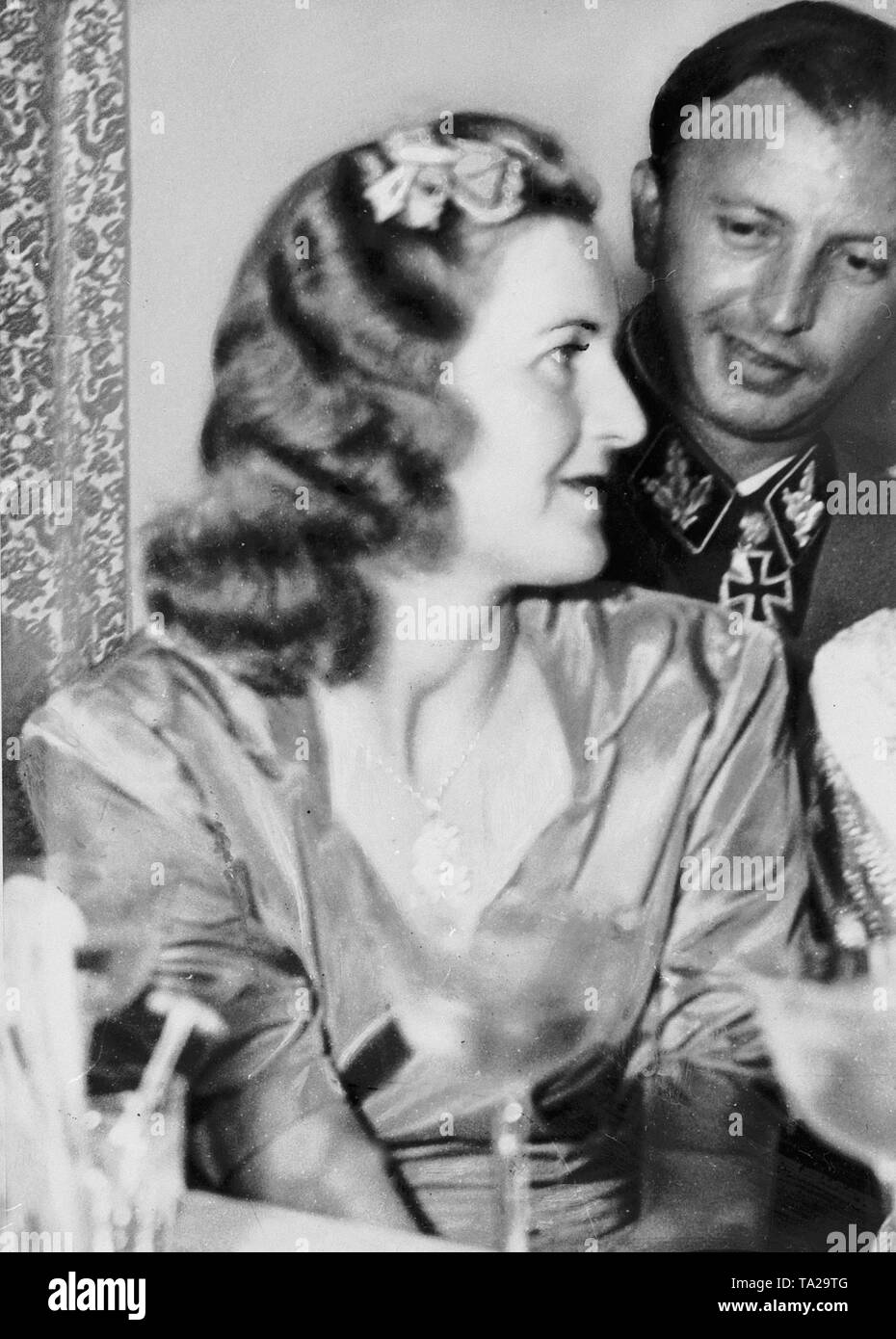Die Herrin von Adolf Hitler und Eva Braun, mit ihrem Schwager, SS-gruppenfuehrer Hermann Fegelein während seiner Hochzeit mit jüngeren Schwester Margaret Eva Brauns in der "Eagle's Nest", das Haus auf dem Obersalzberg in Berchtesgaden. Stockfoto