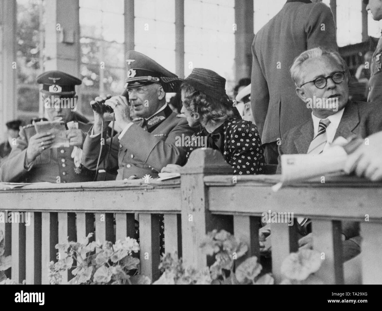 Der Kommandant der Militärischen Bezirk VII (Bayern) Edmund Wachenfeld (Mitte) zusammen mit Hitlers persönlichen Fotografen Heinrich Hoffmann (rechts) in der steht während der Pferderennen in Riem. Stockfoto