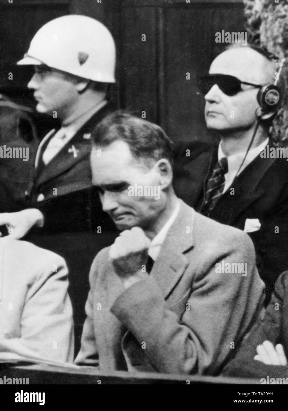 Rudolf Hess ballt seine Faust, die während des Prozesses der wichtigsten Kriegsverbrecher im Nürnberger Justizpalast, 1945 Stockfoto