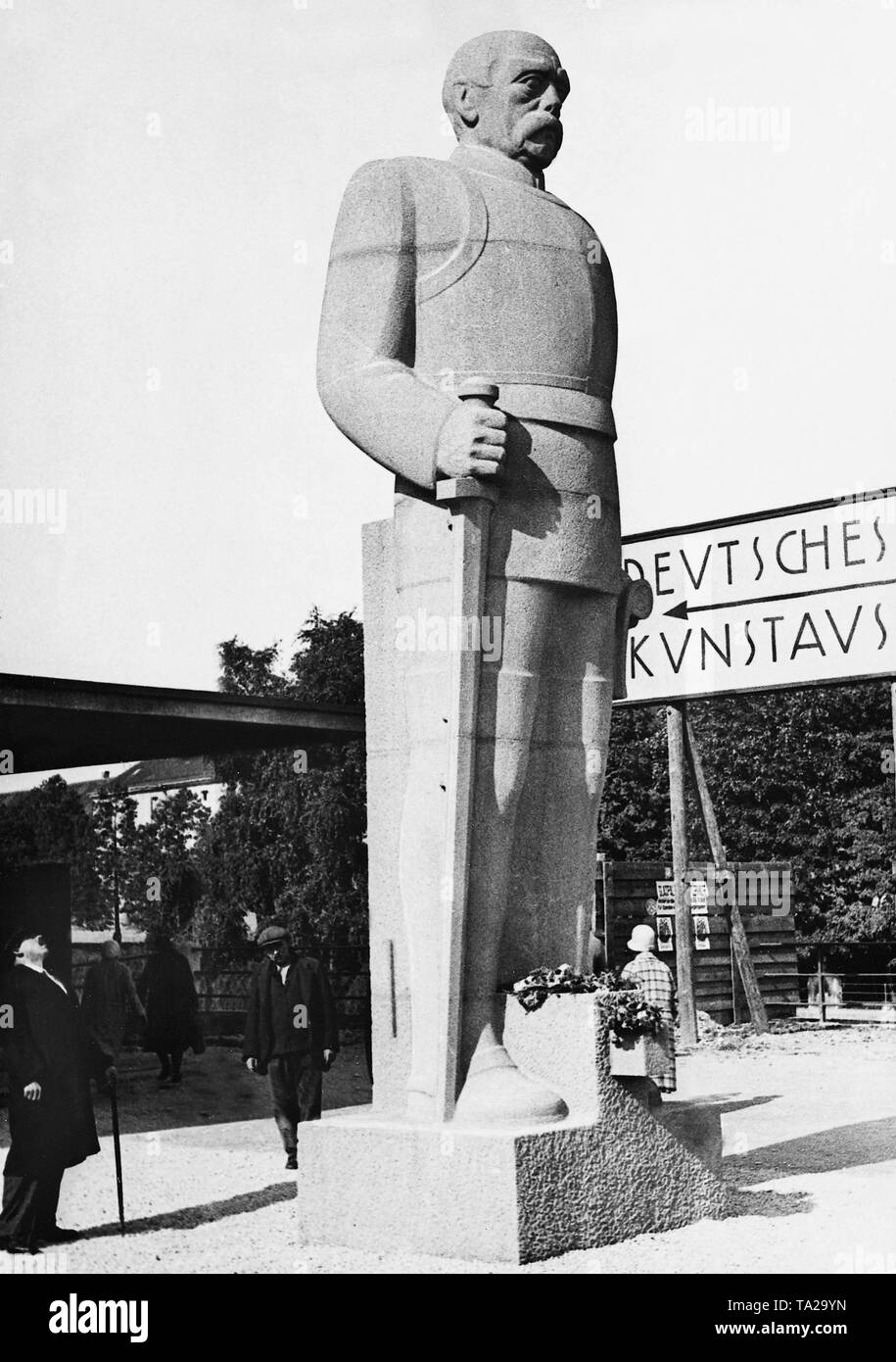 Denkmal für die deutschen Kanzler Otto Fürst von Bismarck in München erstellt von dem Bildhauer Adolf von Hildebrand. Stockfoto