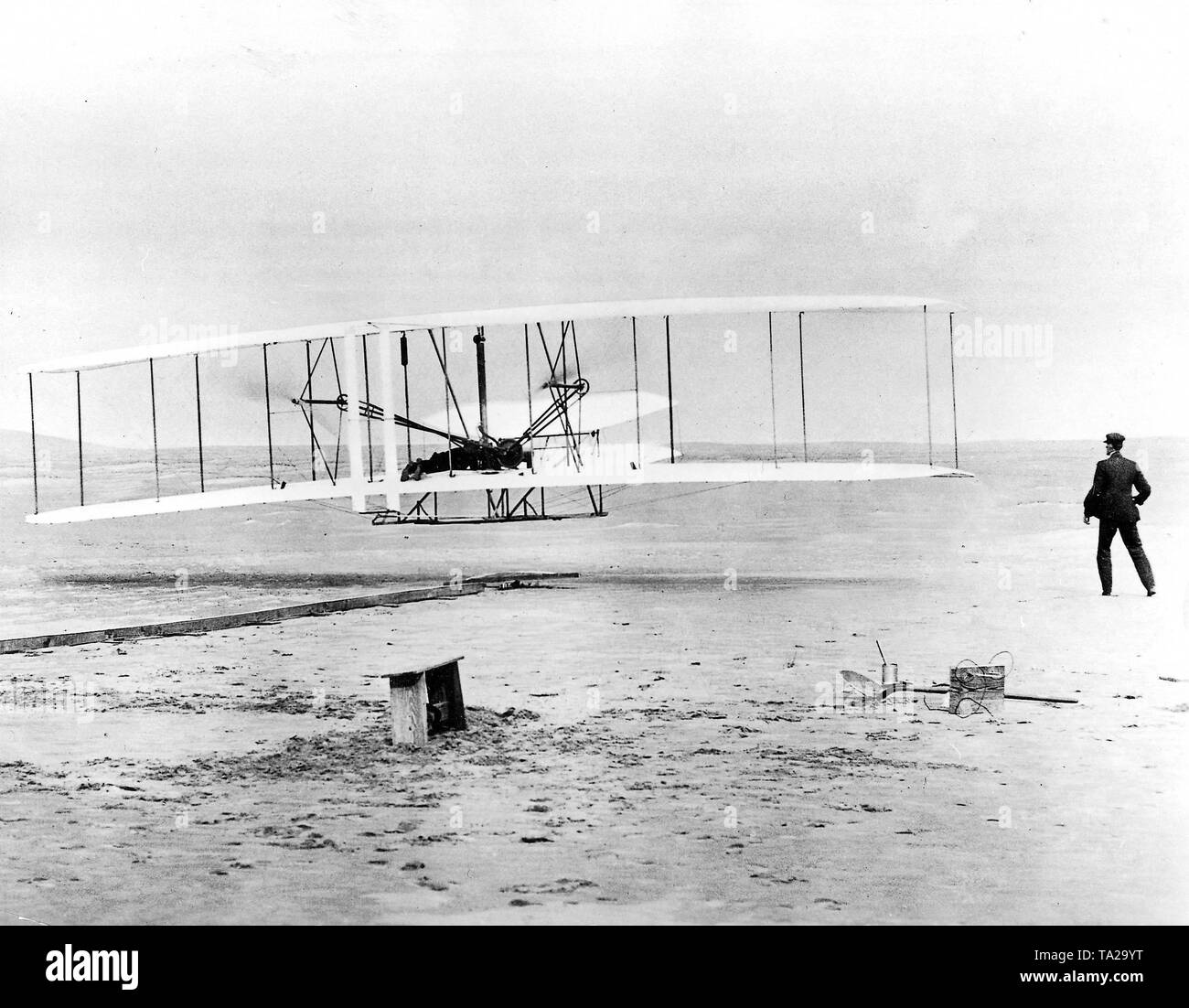 Der erste Flug mit einem Flugzeug Motor ist es gelungen, von den Brüdern Orville und Wilbur Wright am 17/12/1903 mit ihren selbst gebauten "Flyer I" am Strand von Kitty Hawk. Stockfoto