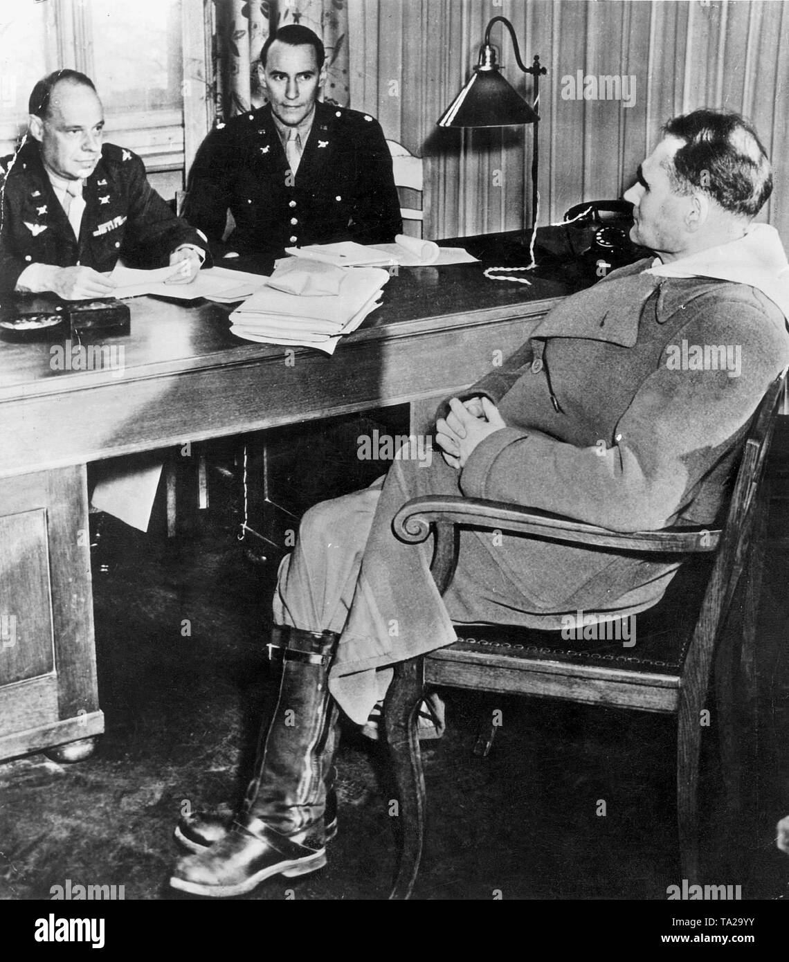 Rudolf Hess (rechts) wird von John Amen, der Amerikanischen Untersuchungsrichter im Nürnberger Prozess verhört. Stockfoto