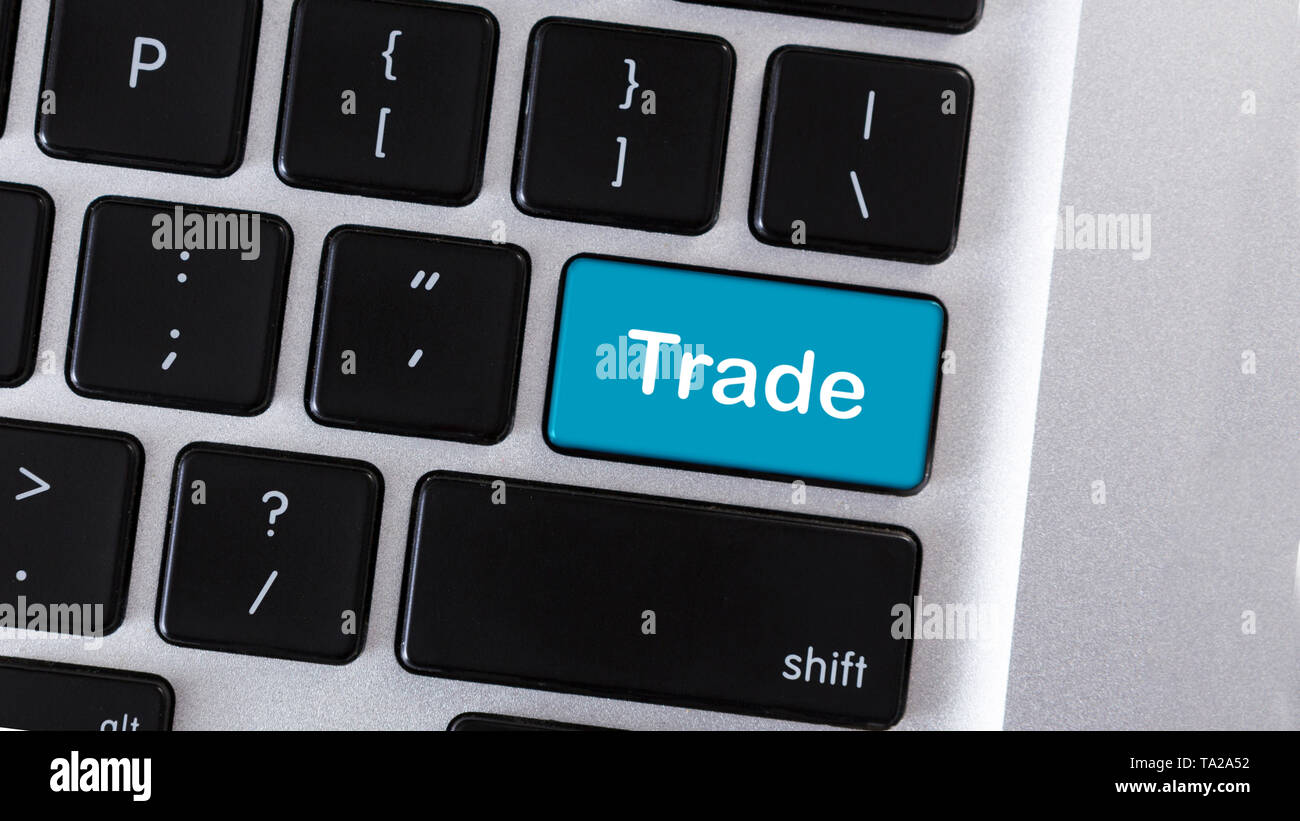 Blaue Taste mit Text den Handel auf der Tastatur des Computers Stockfoto
