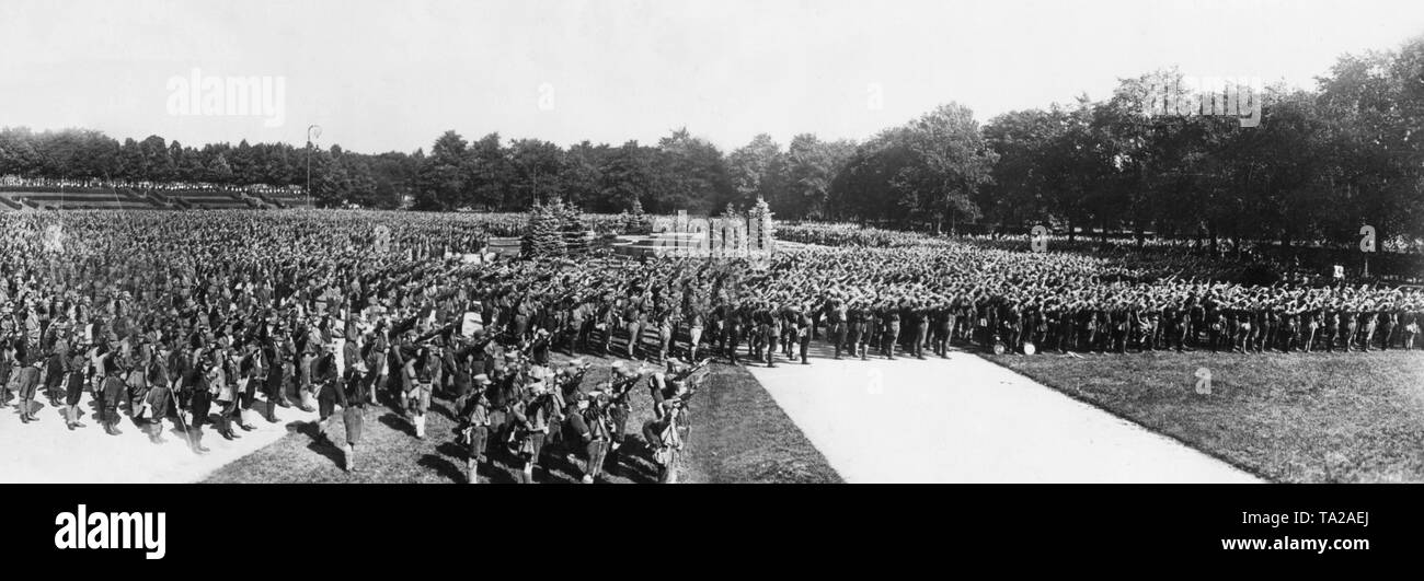 Im Luitpoldhain in Nürnberg der NSDAP feiert das Ende des Parteitages mit einem März ihrer Mitglieder in Uniform und Ausrüstung. Stockfoto