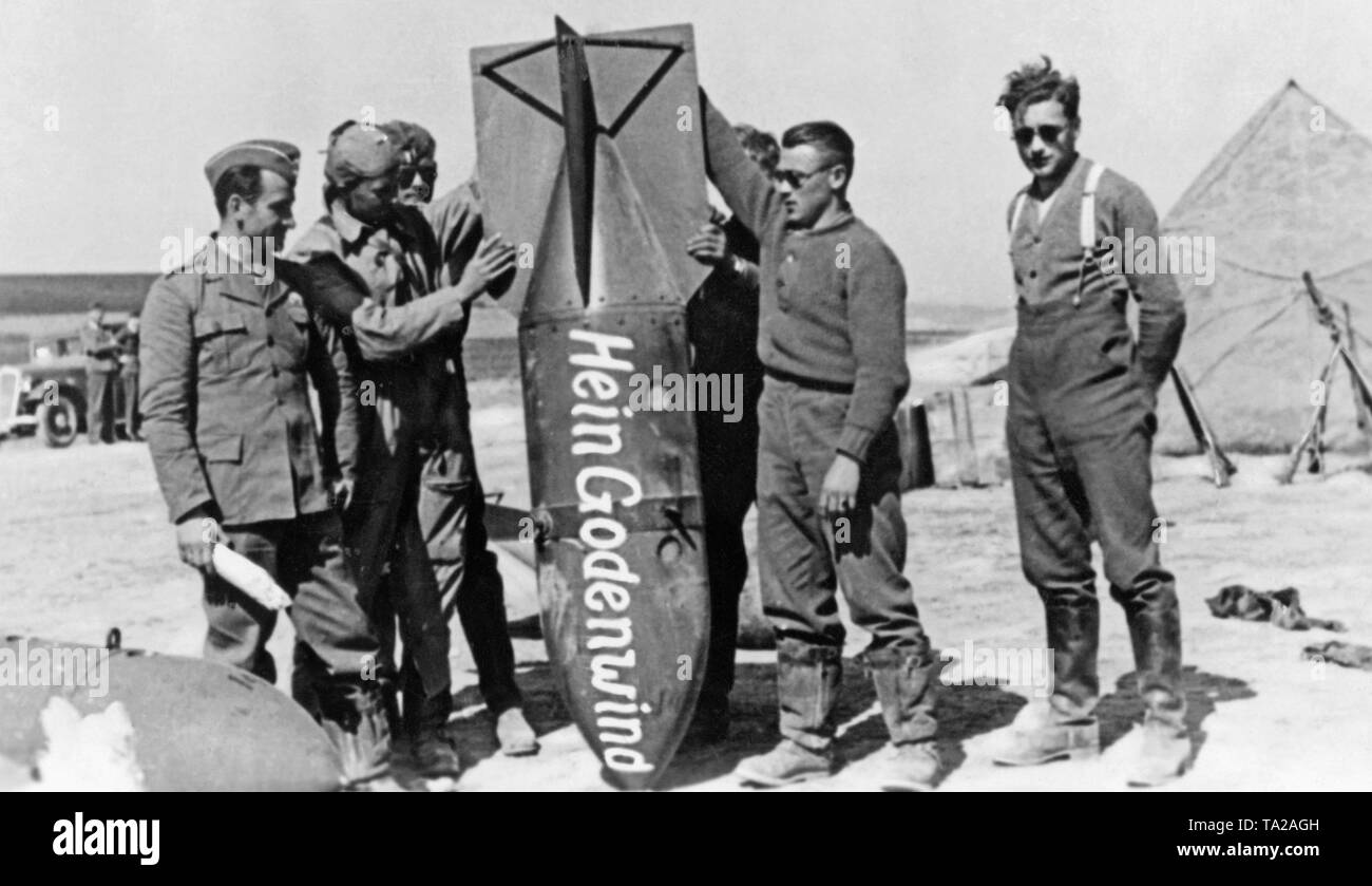 Foto von einer Gruppe deutscher Bomber Piloten der Legion Condor während der Präsentation eines 500kg Fliegerbombe aus einem sturzkampfbomber (Stuka), von der Art der Junker Ju 87. Die Piloten haben die Fliegerbombe mit der Aufschrift Hein Godenwind gekennzeichnet, eine Geschichte des Autors Gorch Fock. Stockfoto