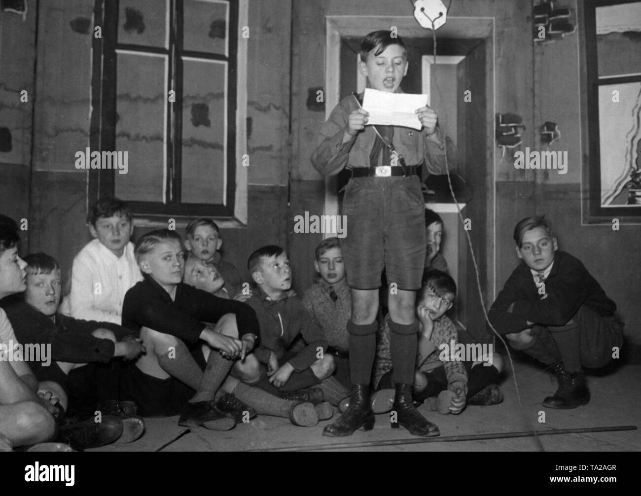 Bei einem elternabend an der Volksschule nr. 125, Schülerinnen und Schüler sind eine Air Raid-Leistung in der Andreas-Festsaelen (Ballsaal) mit Hilfe der Führung der Reviergruppe 88 (Abteilung 88) des Reichsfluftschutzbund. Stockfoto