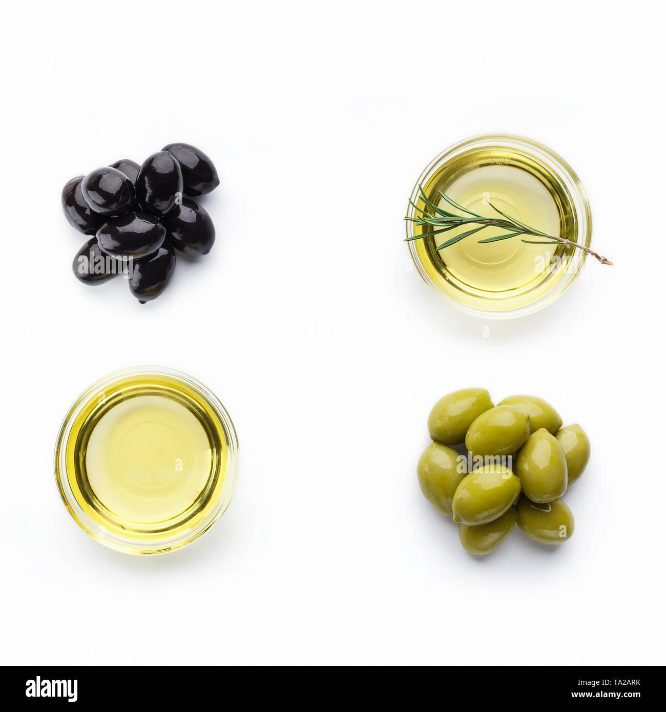 Olivenöl und Oliven auf Weiß Stockfoto