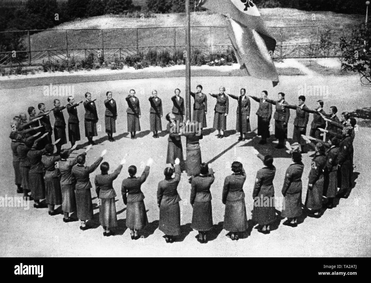 Weibliche Mitglieder des Reichs Arbeitsdienst (Reichsarbeitsdienst) bei der Flag- Stockfoto