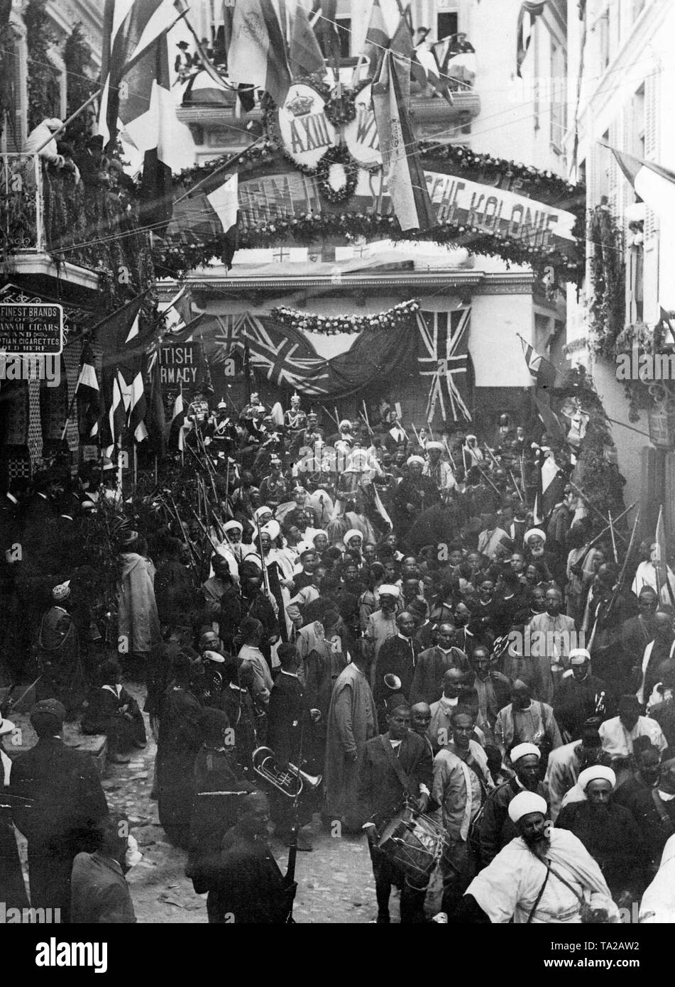 Kaiser Wilhelm II. der in Deutschland Bei seinem Besuch in Tanger, Marokko, 1905. In den Vordergrund, der Triumphbogen von der Deutschen Kolonie erbaut, im Hintergrund das Begrüßungs-Banner der englischen Bewohner von Tanger. Stockfoto