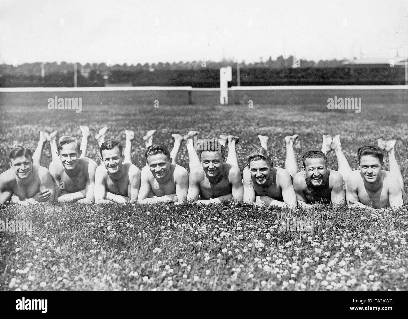 Trainingslager der deutschen Fußballnationalmannschaft unter Trainer Dr. Otto Nerz, Vorbereitung für die Olympischen Spiele in Berlin-Grunewald 1927. Die Spieler Liegen im Gras, von links nach rechts: Emil Koepplinger vom 1. FCN, Ernst Nagelschmitz FC Bayern München, Schmidt II vom FC Bayern Muenchen, Baptist Reinmann von 1.FCN, Willy Rutz vom VfB Stuttgart, Seppl Schmitt von der 1.FCN, Hofmann Wiggerl und Sepp Pöttinger vom FC Bayern München Stockfoto