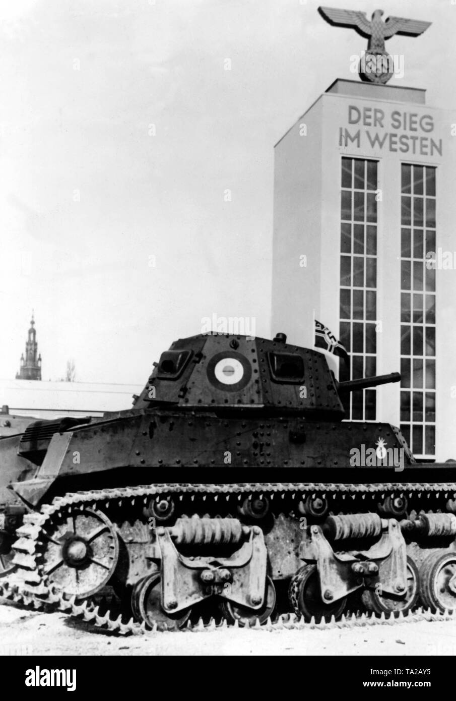 In Anwesenheit von Reichsmarschall Hermann Göring und Reichsleiter (Reich Leader) Baldur von Schirach, die Wehrmachtsausstellung 'Der Sieg im Westen" ( "Sieg im Westen") wurde von Feldmarschall Allgemeine Wilhelm Liste in Wien eröffnete. Foto von einem erbeuteten französischen Panzer, Typ AMC 35, an der Ausstellung auf dem Heldenplatz in Wien. Stockfoto