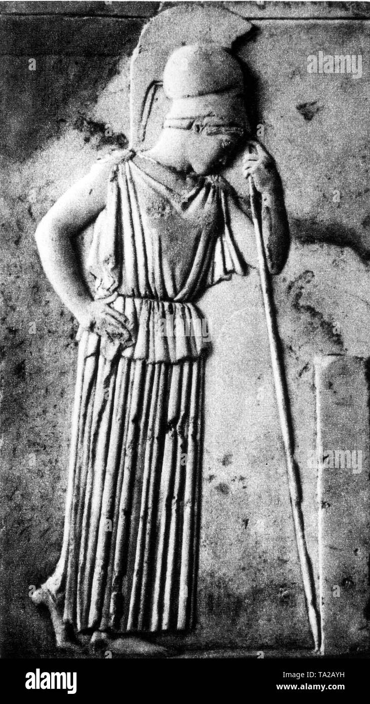 Athena, die Tochter des Zeus. Die Abbildung zeigt die so genannte 'Mourning Athena". Marmorrelief von der Akropolis in Athen, um 460 v. Chr.. Stockfoto