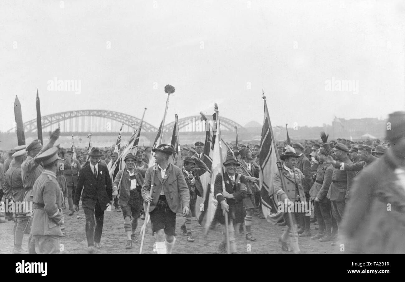 An Pfingsten, bayerischen Stahlhelm Truppen März mit einer Reichskriegsflagge (Imperial war Flag) auf den Rheinwiesen in Düsseldorf. Stockfoto
