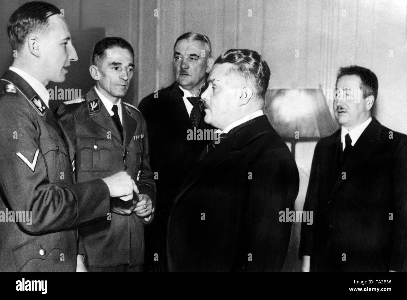Stellvertretende Reich Protector Reinhard Heydrich (links) erhält der neue Führer der Regierung der Tschechischen Republik Jaroslav Krejci (Mitte) auf der Prager Burg. 2. von links nach rechts Karl Hermann Frank links. Stockfoto