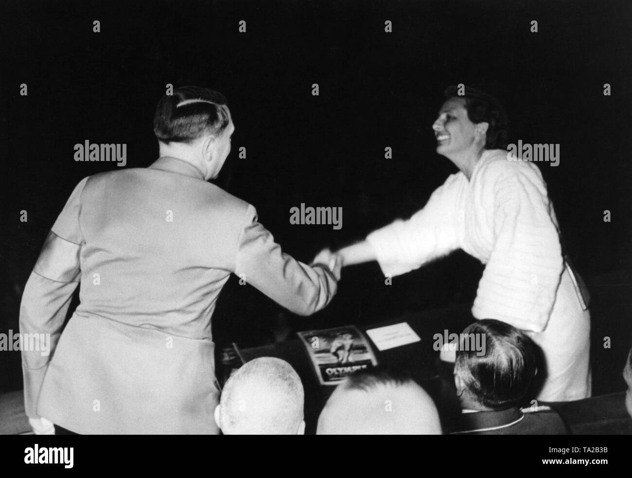 Bei der Premiere der Olympischen film im UFA-Palast am Zoo in Berlin, Adolf Hitler gratuliert dem Regisseur des Films Leni Riefenstahl. Stockfoto