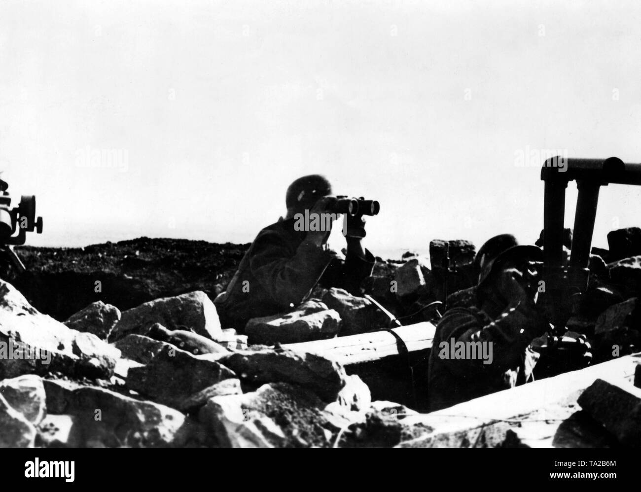 Zwei deutsche Soldaten (air Scouts und Artillerie Beobachter) achten Sie auf das Signal Corps auf einem Hügel in einem unbekannten Ort an der Ostfront. Foto der Propaganda Firma (PK): kriegsberichterstatter Kreutzer. Stockfoto
