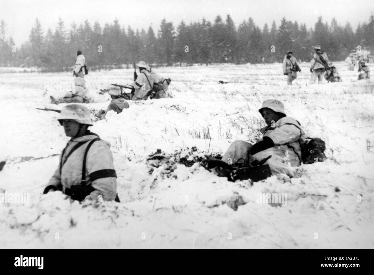 Deutsche Soldaten während einer Pause in die Kämpfe in die weiten Steppen der Nordabschnitt der Ostfront. Foto der Propaganda Firma (PK): SS Kriegsberichterstatter Tufts. Stockfoto